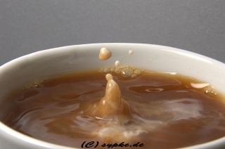 Kaffee mit Milchtropfen